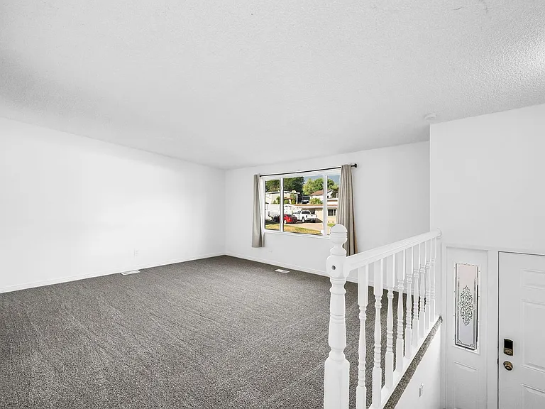 749 N Colonial Ave — Photo 4