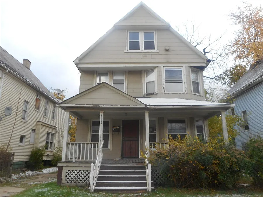 2221 E 79th St photo 1