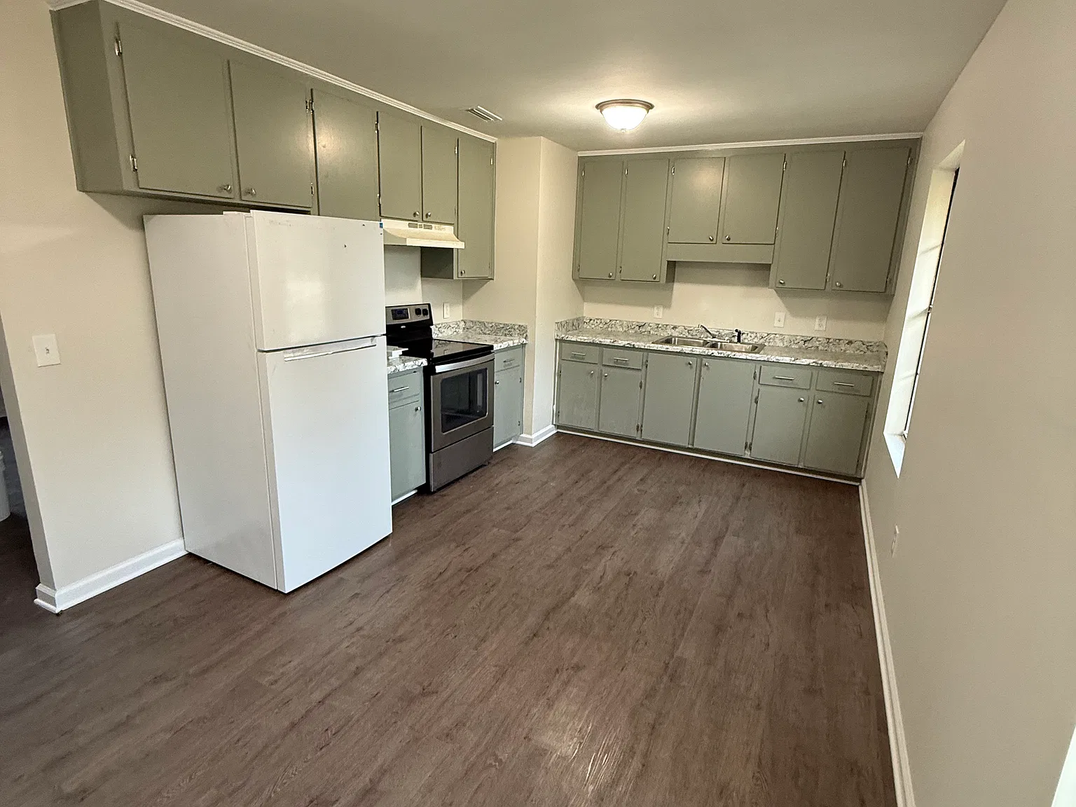 4 bed, 1.5 bath, 1300 sqft, $1,400 — Photo 2