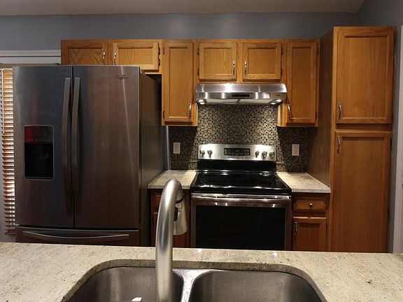 Another view of the kitchen...