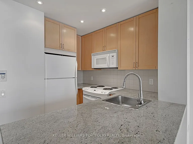 85 Bloor St E #1204 — Photo 6