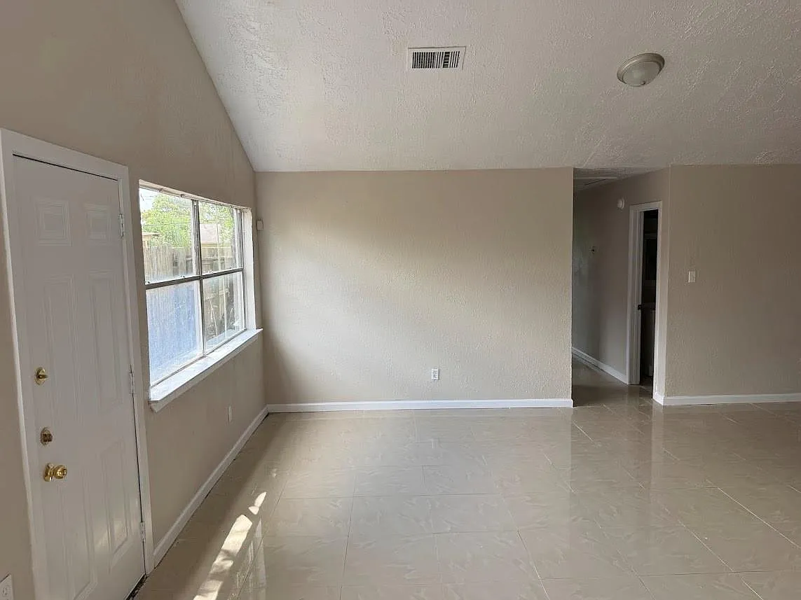 3 bed, 2.0 bath, 1298 sqft, $1,899 — Photo 2