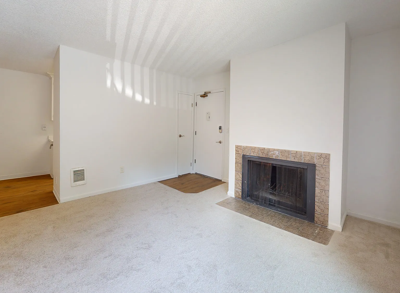 Comfortable 2BR Unit in Southern Novato Pet-Friendly & Convenient Location — Photo 1