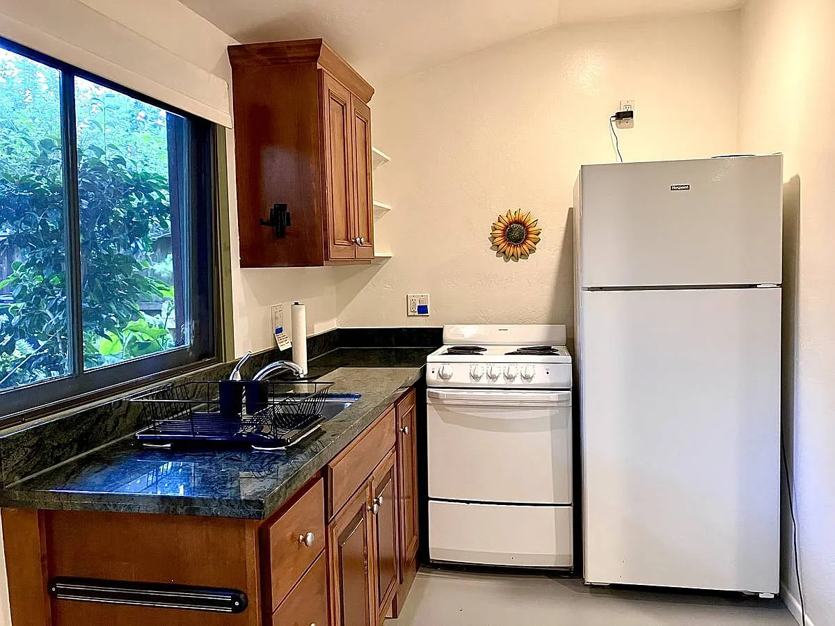 640 Tabor Ln — Photo 3