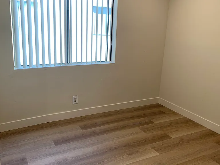 519 Palm Dr #13 — Photo 3