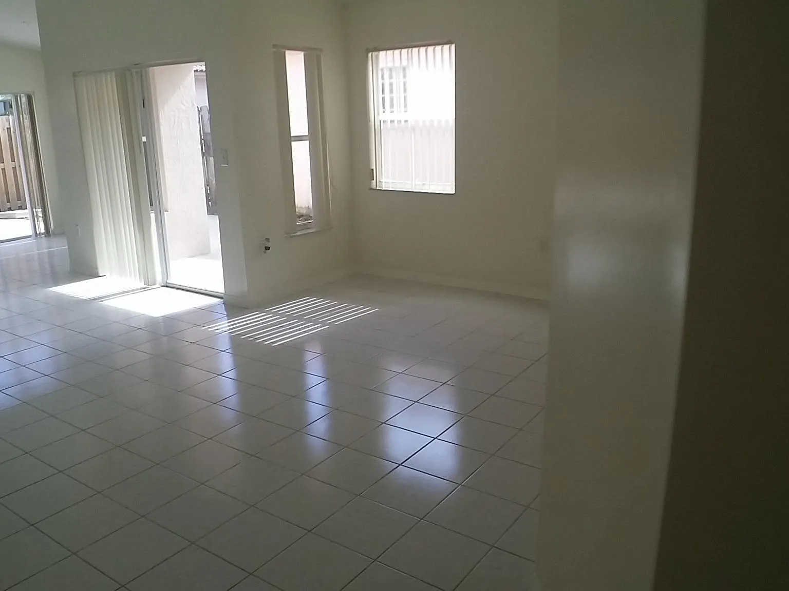 3 bed, 1301 sqft, $3,100 — Photo 2