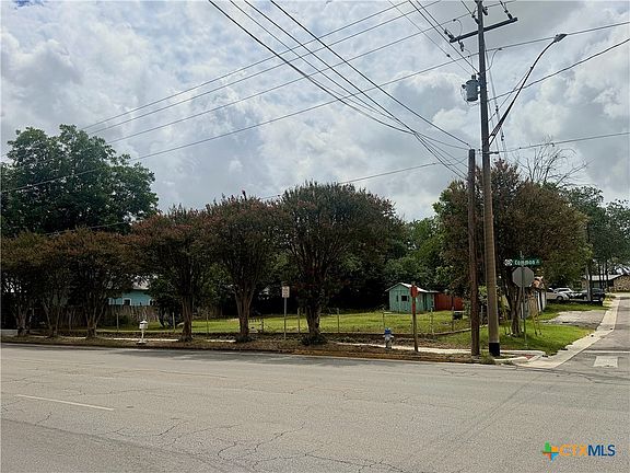 4th image of 612 Common St
