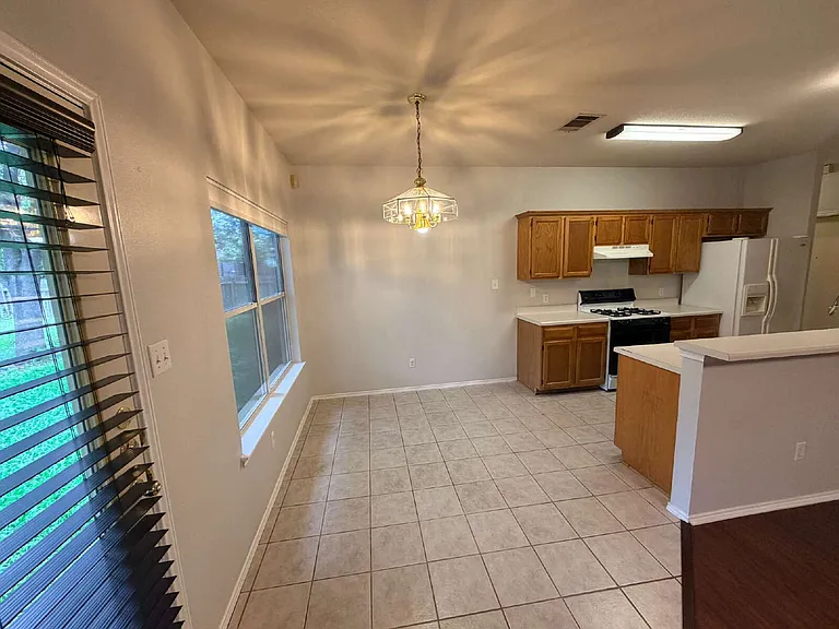 1006 Reynaldo St — Photo 7
