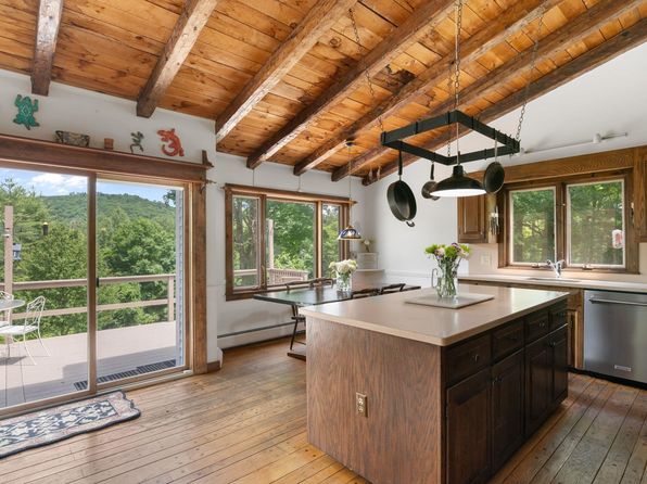 19 Grimes Hill Road, Newfane, VT 05345