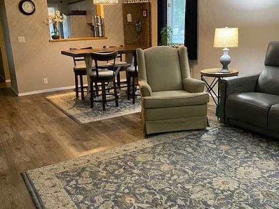 3rd image of 8 Lindsay Ln