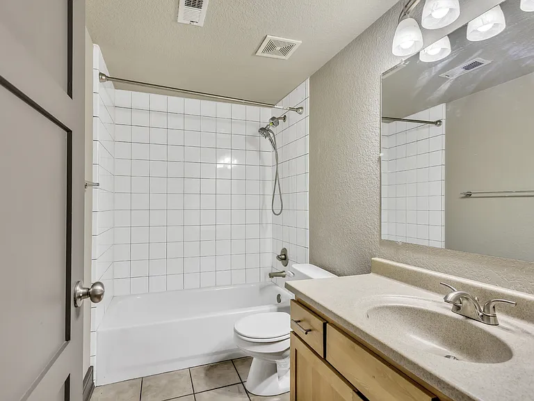 232 N Broadway #10 — Photo 1