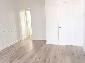 840 NW 10th St, Hallandale, FL