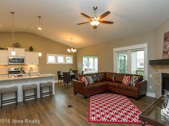 2nd image of 316 NE Pinehurst Cir