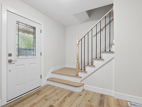2nd image of 904 Iroquois Ave