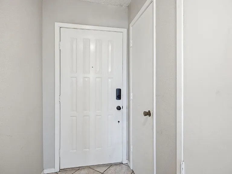 525 Parkview Dr — Photo 6