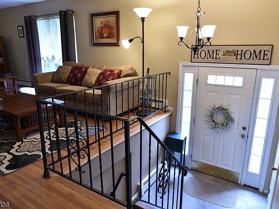 3rd image of 39 Camelot Dr