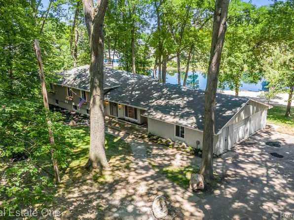 396 Hickory Ln, Lapeer, MI 48446