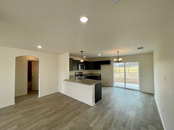 4th image of 2418 Lindell Ave
