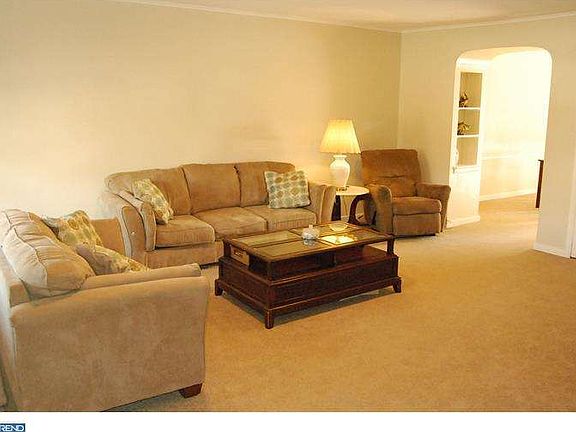 2nd image of 1236 Devereaux Ave