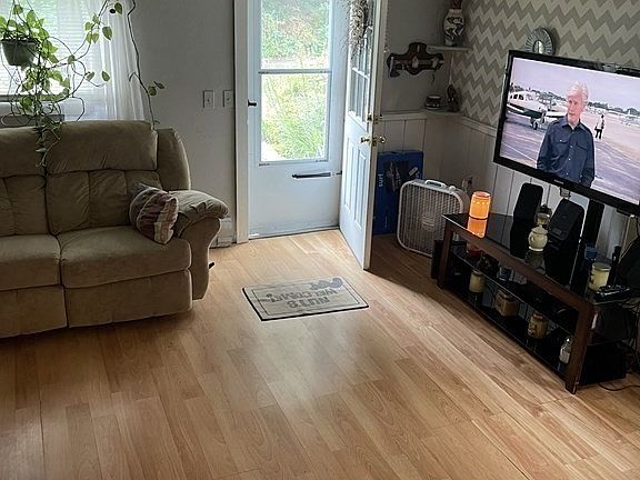 5th image of 133 Waltham St