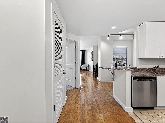 4th image of 3338 Peachtree Rd NE APT 705