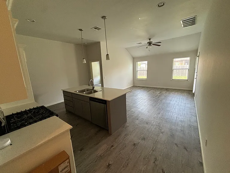 1001 SW 13th St — Photo 2