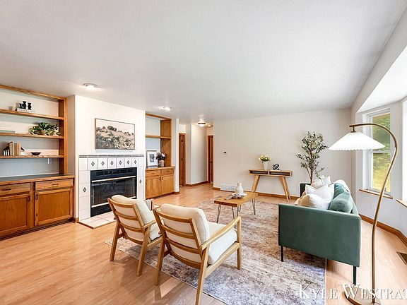 4th image of 2841 W 92nd St
