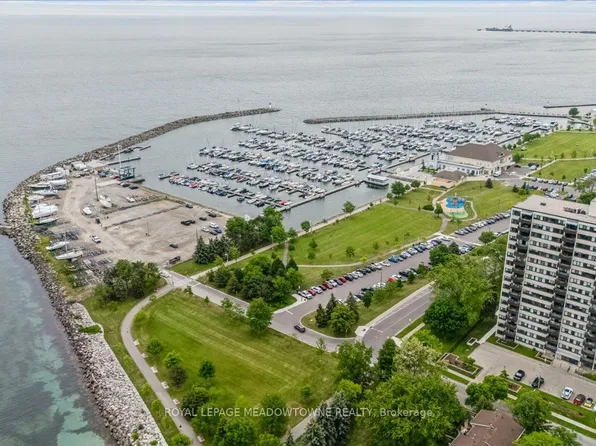 2263 Marine Dr #1601, Oakville, ON L6L 5K1