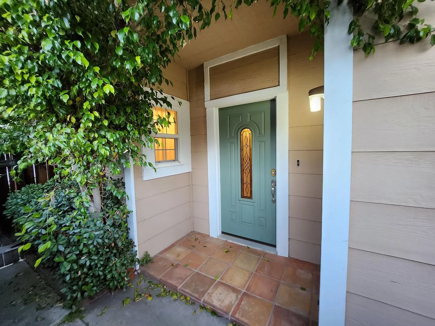 3 bedroom townhome in Northridge — Photo 2