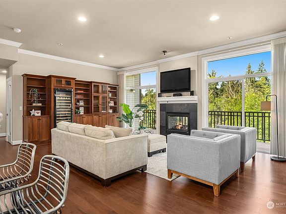 4th image of 15408 Main St #504