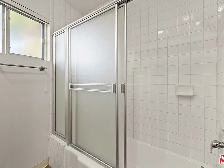 15540 Moorpark St #8 — Photo 12