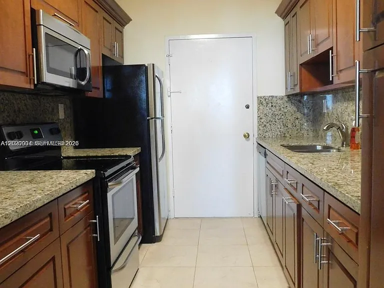 5401 Collins Ave #1213 — Photo 23