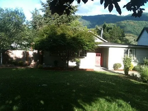 631 Broadway St photo 1