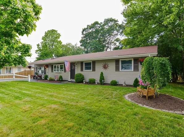 22 Arnold St, Holbrook, MA 02343