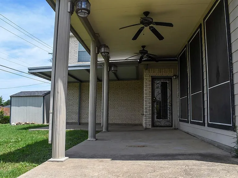 409 Royal Crest Dr — Photo 3