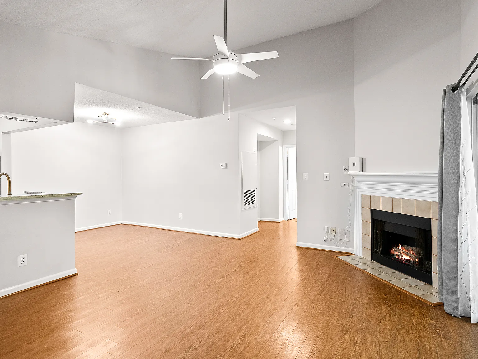 2 bed, 986 sqft, $2,325 — Photo 3