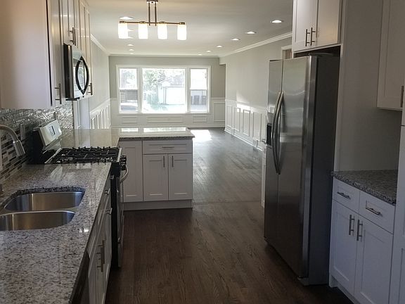 3rd image of 9129 S Richmond Ave