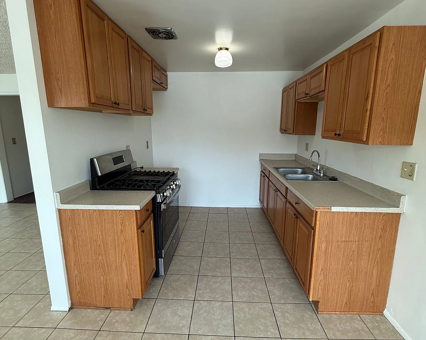 2 bed, 1.5 bath, 1050 sqft, $1,900 — Photo 4