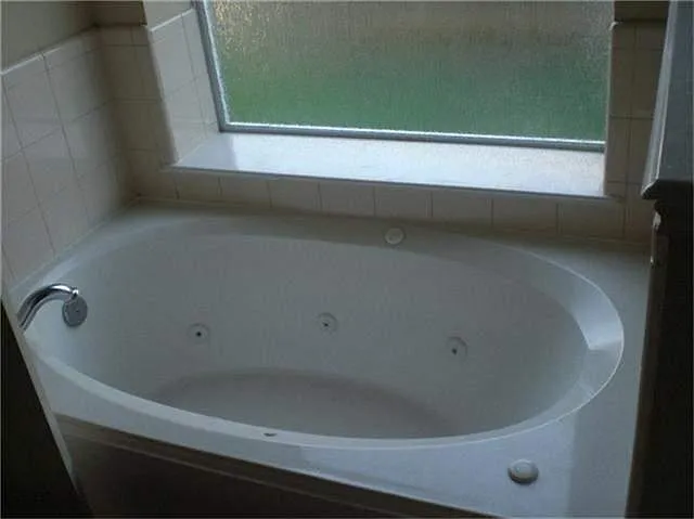 4 bed, 2.5 bath, 2376 sqft, $2,295 — Photo 4