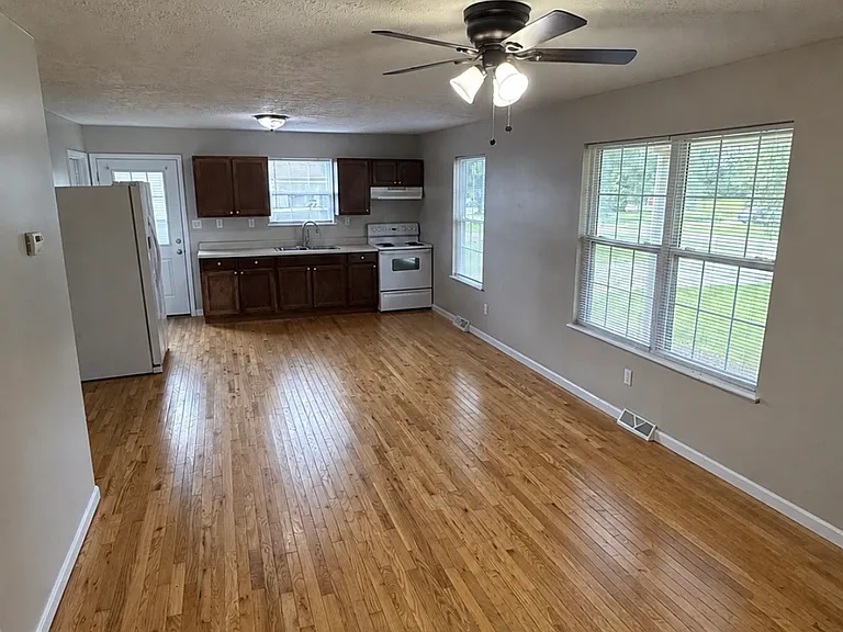 704 W Maple St — Photo 4