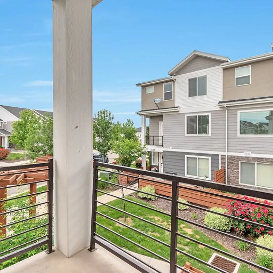 Gorgeous South Jordan Row End Townhome w attached 2 car — Photo 2