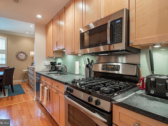 4th image of 215 Head House Ct