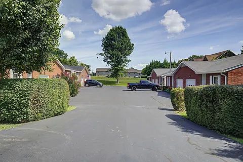 2nd image of 8 E Tunbridge Ct