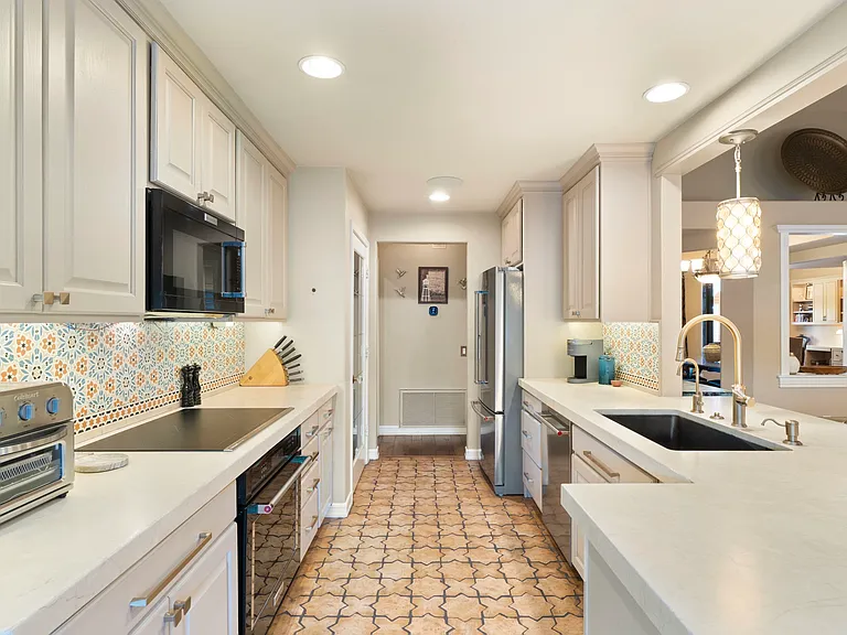372 W Amoroso Dr — Photo 129
