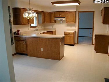 3rd image of 925 Essex Ln