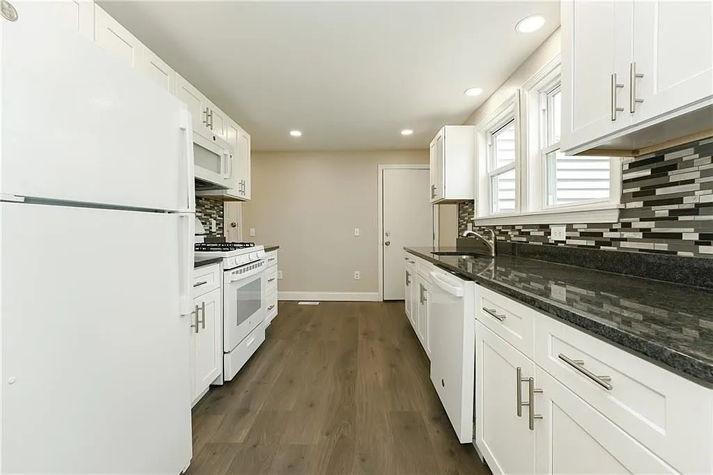 2 bed, 1.0 bath, 675 sqft, $2,200 — Photo 3
