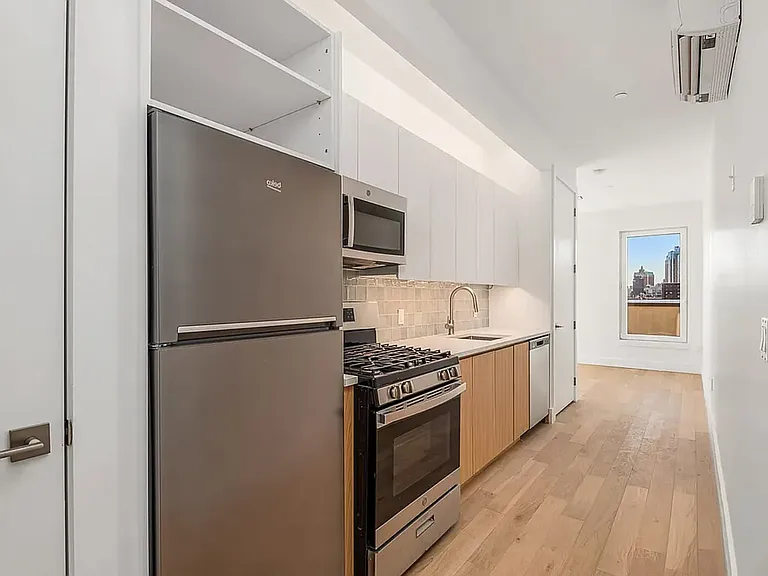58 Vanderbilt Ave #10M — Photo 2