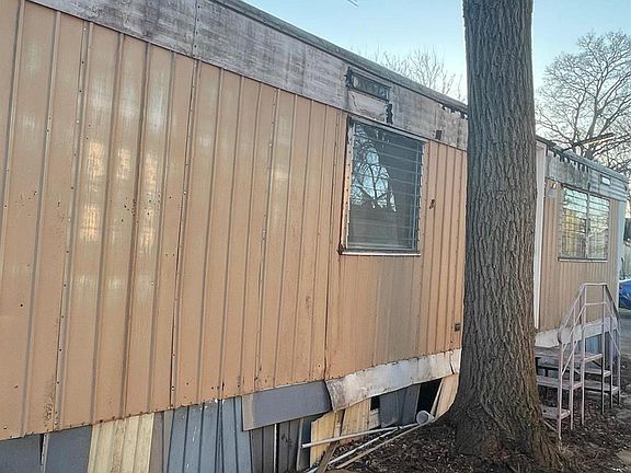 4th image of 17297 W Outer Dr
