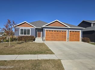498 Plymouth Ln, Grand Forks, ND 58201