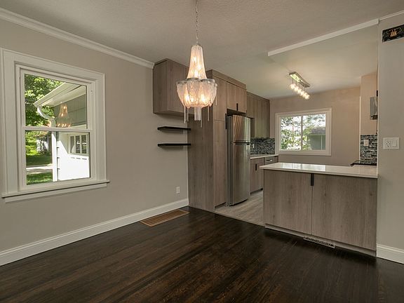 2nd image of 8 18th Ave SW
